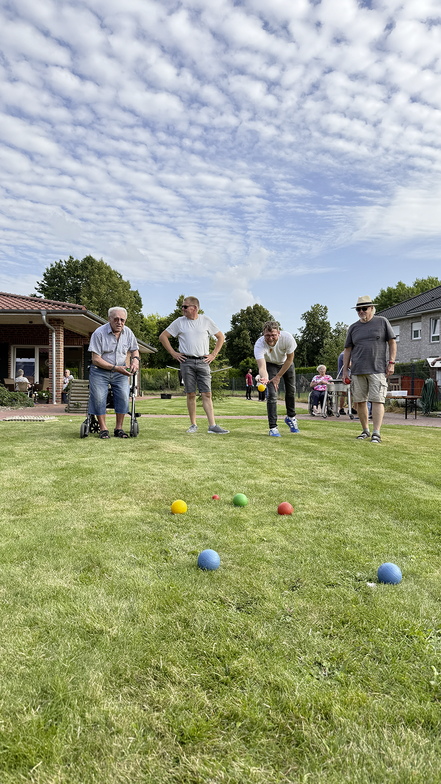 Im Garten wird Boule gespielt