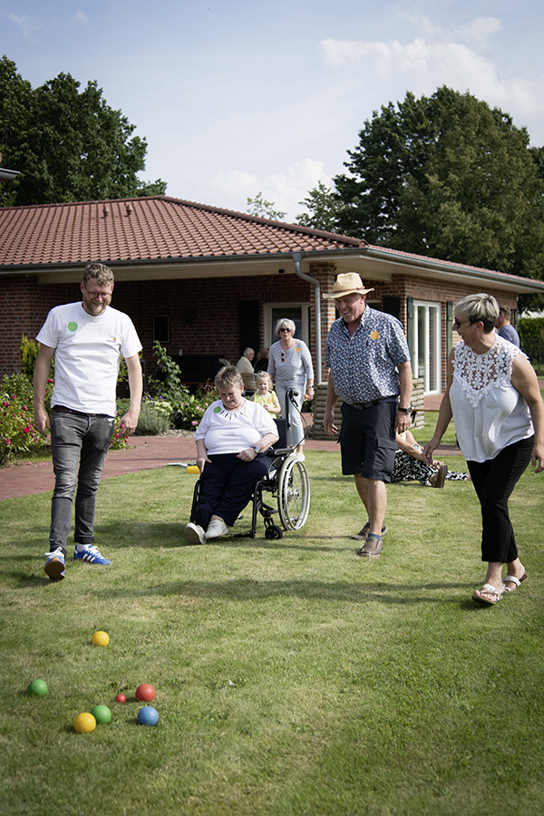 Personen spielen im Garten Boule
