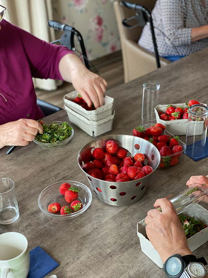 Erdbeeren werden zubereitet