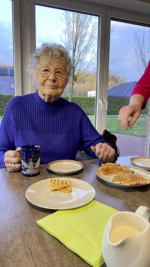 am Waffeln essen und Kaffee trinken
