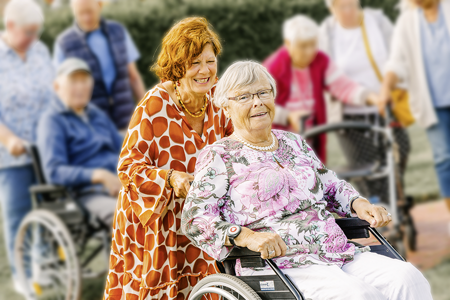 Familienmitglieder machen mit den Bewohnerin eine kleine Spazierfahrt durch den Garten